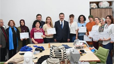 BALMEK Kursiyerlerine Yücel Yılmaz'dan Sertifika Takdimi