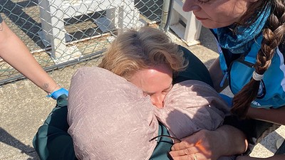 21 saattir havada mahsur kaldı, helikopterden iner inmez yeri öptü