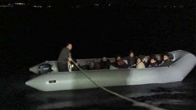 Ayvalık açıklarında 16 düzensiz göçmen yakalandı