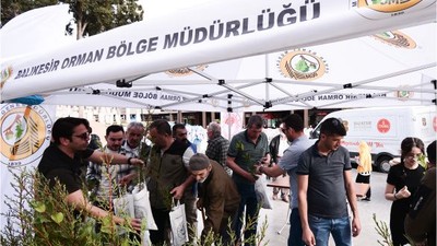 Balıkesir'de Kadir Gecesi'nde Fidanlar Toprakla Buluştu