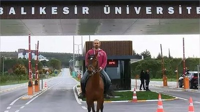 Balıkesir'de Profesör İşine Atla Gidiyor