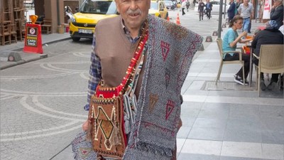 Balıkesirli Sanatçı Eserlerini Omuzunda Taşıyor