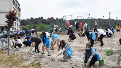 Bandırma'da Gençlerin Doğa Sevgisi Toprakla Buluştu