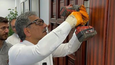 Belediye Başkanı'nın İlk İşi Kapıyı Sökmek Oldu