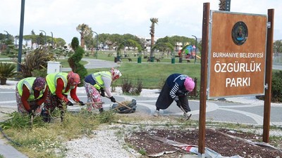 Burhaniye Belediyesi Park ve Bahçeler Müdürlüğü Ekipleri Çalışmalarını Sürdürüyor