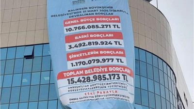 Büyükşehir Belediyesinin Borçlarını Belediye Binasına Astılar
