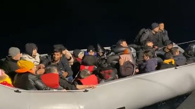 Çanakkale açıklarındaki lastik botta 29 düzensiz göçmen yakalandı