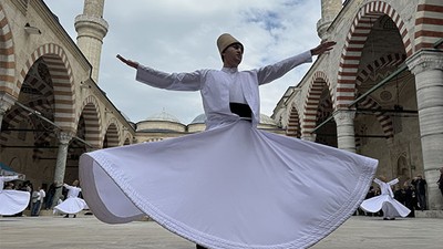 Edirne'de Genç Semazenlerin Muhteşem Sema Gösterisi