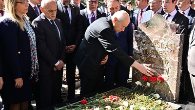 MHP Genel Başkanı Devlet Bahçeli, Alparslan Türkeş'in Anıt Mezarını Ziyaret Etti