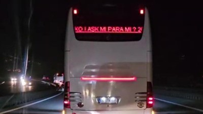 Otobüsün Arkasındaki Kayan LED Tartışma Yarattı