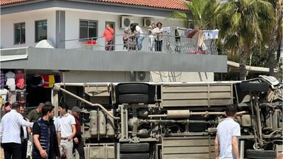 Servis Aracı ve Otomobil Çarpıştı: 28 Yaralı