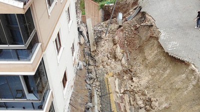 Şiddetli Yağışın Sonucu İstinat Duvarı Apartmanın Üzerine Yıkıldı