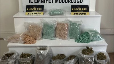 Şüpheli Araçtan Binlerce Hap ve Kilolarca Esrar Ele Geçti
