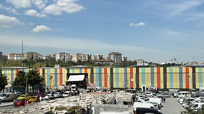 Yakalanan yan kecisi "bomba var" diye bağırınca pazar alanında panik yaşandı
