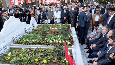 Yeniden Refah Partisi Genel Başkanı Erbakan, babasının kabrini ziyaret etti