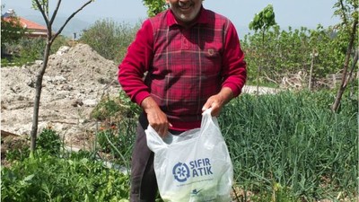 Bigadiç'teki Bahçesinin Bereketini Komşularıyla Paylaşıyor