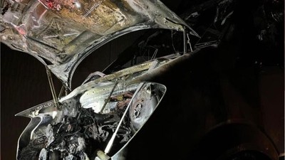 Seyir halindeki işçi servisi yandı, karayolu duman altında kaldı
