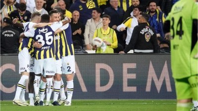 Fenerbahçe derbi galibiyetini taraftarıyla kutladı