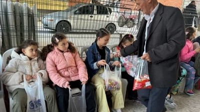 Bigadiç'te Geleneksel Sürpriz Çocukların Yüzünü Güldürüyor