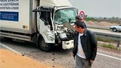 Gönen'de Traktör ile Kamyonet Çarpıştı: 1 Yaralı