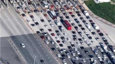 On binlerce insan yollarda İstanbul'a dönmeye çalışıyor