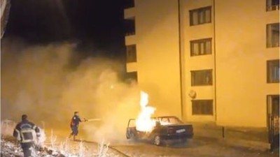 Ardahan’da park halindeki otomobil alev alev yandı