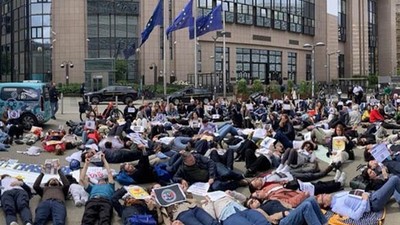 AB Çalışanları'dan Refahta Ölenler İçin Temsili Cenaze Töreni
