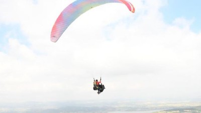 Balıkesir’de Paraşütle Uçurumdan Atladılar!