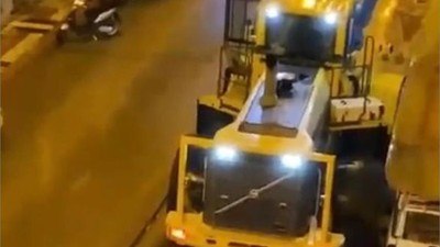 Bandırma'da İş Makinesi Refüjü Parçaladı