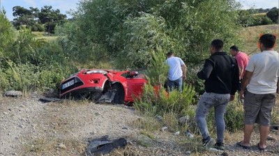 Edremit Yolunda Kaza! Araç Şarampole Yuvarlandı