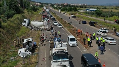 Minibüs ile Beton Mikseri Çarpıştı: 8 Ölü