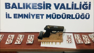 Bandırma'da Şahsın Üzerinden 102 Hap ve Tabanca Çıktı