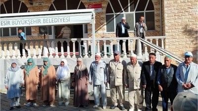 Burhaniye'den Dualar Eşliğinde Uğurlandılar
