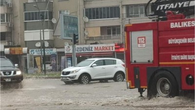 Edremit'te Yollar Kısa Sürede Göle Döndü