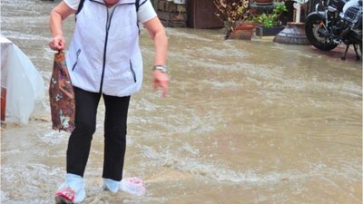 Erdek'te Şiddetli Yağış Nedeniyle Yollar Göle Döndü