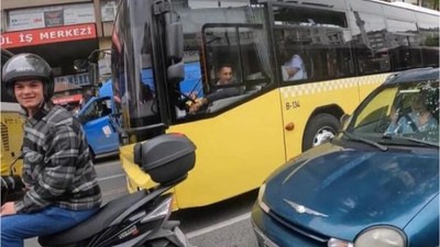 İstanbul’da trafikte kahkahaya boğan kaza: Motosikletine çarpan kişi annesi çıktı