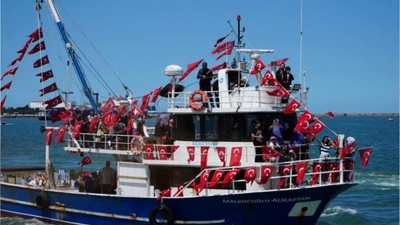 Gemilerin tören geçişi binlerce kişi tarafından ilgiyle izlendi