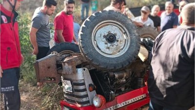 Balıkesir'de Traktör Devrildi: Çevredekiler Sürücüyü Kurtardı