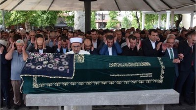 Eski Başkan Yücel Yılmaz'ın Annesi Defnedildi