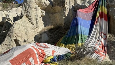 Acil İniş Yapan Sıcak Hava Balonu Kayalıklara Sıkıştı