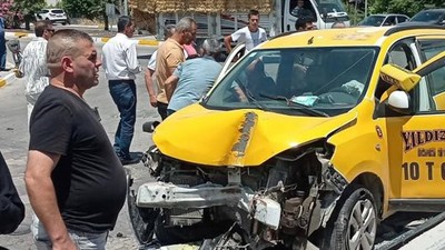 Balıkesir'de Direksiyon Başında Rahatsızlanan Sürücü Yayalara Çarptı