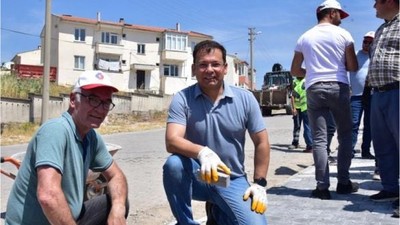Başkan Sak ve Sındırgı Halkı Parke Taşı Döşedi