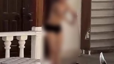 Balıkesir'de Cami Bahçesinde Soyunan Kadın Gözaltına Alındı