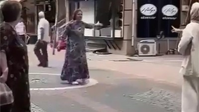 Eski eşinin kaçtığını düşündüğü kadının dükkanını taşladı