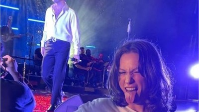 Serenay Sarıkaya Sevgilisini Tişörte Bastırdı
