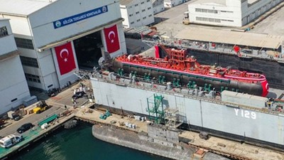 TCG MURATREİS Denizaltısı Yüzer Havuza Çekildi
