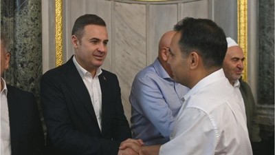Başkan Akın’a bayram hediyesi olarak altın taktılar