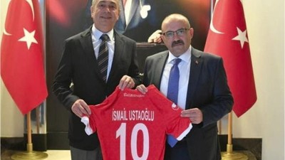 Balıkesirspor Yöneticilerinden Vali Ustaoğlu'na Forma