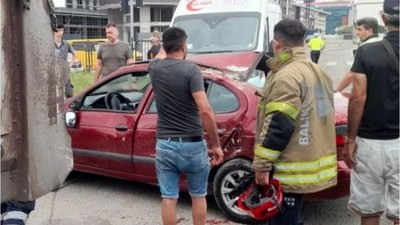 Bandırma'da Dorse ile Otomobilin Arasına Sıkıştı!