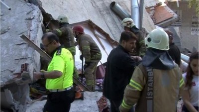 Küçükçekmece'de çöken binanın enkazını kaldırma çalışmaları başladı